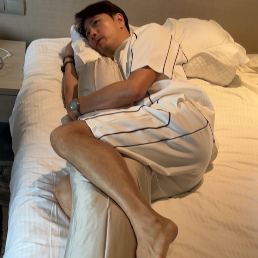 How to Use a Bolster Pillow for Better Side Sleeping in Singapore Homes